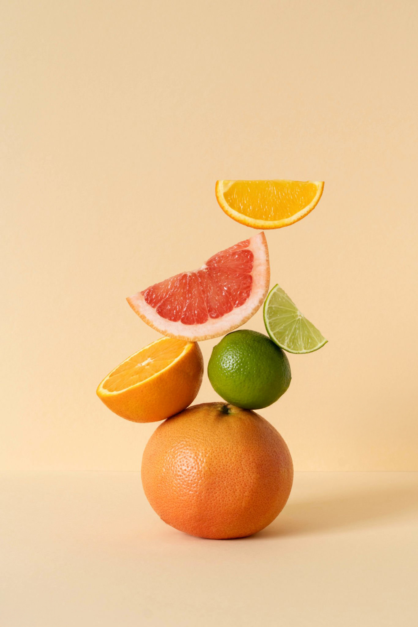 Frutas y hortalizas seleccionadas por agricultores locales para exportación desde España a Europa, destinados al mercado mayorista